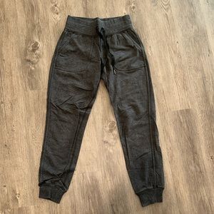 Lululemon scuba jogger size 4